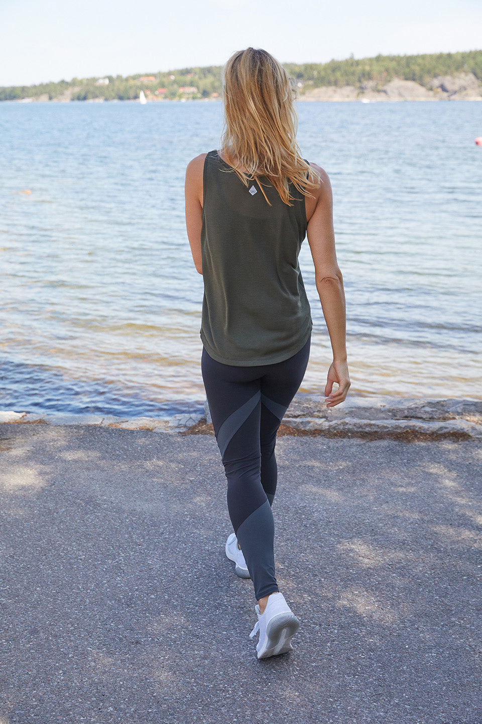 Tryst Stockholm: Use this zip jacket on your way to the gym, watching the kids playing football, hanging around at home, in the garden, going food shopping. Use it anywhere, with any top or shorts from our collection. Also available in Tuono/camouflage. Tryst Stockholm is a Scandinavian clothing brand for an active urban lifestyle.